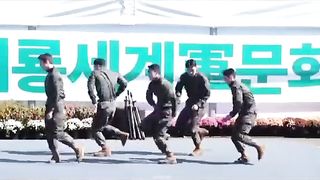 Yang penting Enjoy, korean military dance