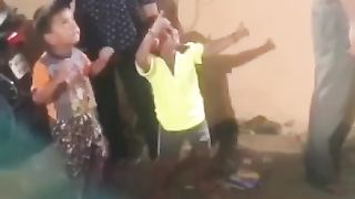EK BOY DANCE KAR RAHA HAI