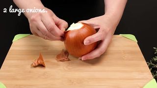Я беру лук и крышку. Меня научил друг из Китая. Вкусно на столе