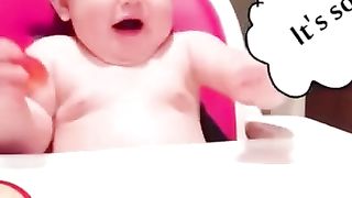 Funny_Baby_Videos_eating_fruits_