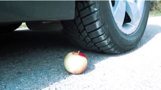 Esmagando coisas crocantes e macias de carro! CARRO EXPERIMENTAL vs BALÕES e PASTA DE DENTES