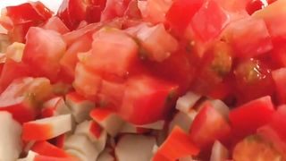 Бомбезный салат с крабовыми палочками