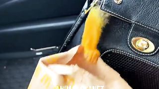 Обезьяна ест арбуз