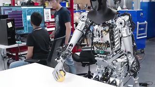 Новое Поколение Тесла Ботов от Илоны Маска.