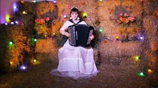 Кукушка. Старинный романс под баян. Играет и поёт француженка - Мариам. mp4