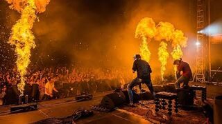 2CELLOS - Thunderstruck [LIVE]