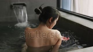 Wanita cantik ini lagi mandi