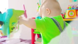 Diana and Roma show Oliver Why brushing teeth is essential