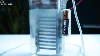 Water into Hydrogen - Making a Simple Hydrogen Generator from old battery - hho