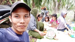 Makan Bersama Keluarga Di Kebun Sawit