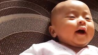 Geregetnya reaksi bayi mendengarkan lantunan shalawat