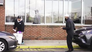 Muslim Offering Food to Total Strangers and Then Paying for All of Their Groceries