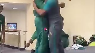 Cricket dressing room ma shadab ki celebration