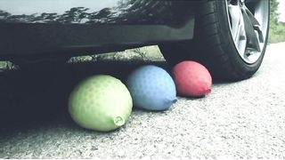 Esmagando coisas crocantes e macias de carro! CARRO EXPERIMENTAL vs OVOS COLORIDOS