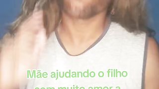 mãe ajudando o filho com muito amor a estudar #dublagem