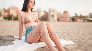 Cewek cantik ini menikmati kesejukan pantai