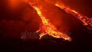 Gunung meletus mengeluarkan lahar