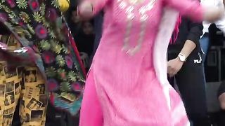 GIRL DOES CRAZY BHANGRA....!!!!  .....at Southall Mela - May 2022 - MUST WATCH..!