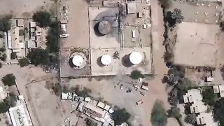 PALISTINE ME KUCHH  BACHCHE PANI KE TANK PAR PANI BHARNE AE TABHI