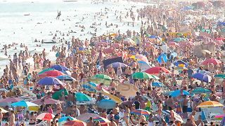 Pantai paling rame pengunjung nya
