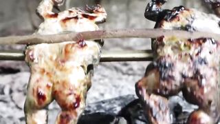 Niños cocinan ranas para el desayuno