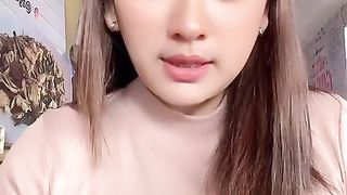Live streaming mukbang ayam geprek
