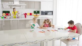 Diana and Roma Show Little Oliver How to Behave 3