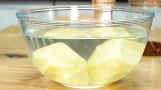 Einfach 3 Kartoffeln reiben bereiten, 3 Eier hinzufügen.Leckeres Kartoffelrezept.Günstig und einfach