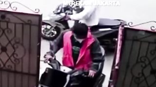 Motorbike thieves caught by the owner and chased by residents