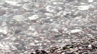 ГУЛЯЕТ ТЁПЛАЯ КОМПАНИЯ НА БЕРЕГУ ОЗЕРА