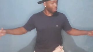 quando você não quer dança na festa mais seus amigos te empurraram