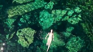 Wanita cantik mandi di danau