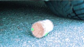 Esmagando coisas crocantes e macias de carro! EXPERIMENT CAR vs bolas anti-stress