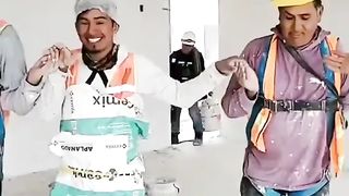 Tiempo de bar bailan los hombres