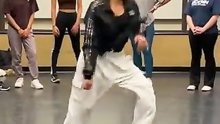 Chunnari chunnari  Bollywood dance viral in internet