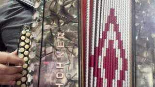 Look at this HOHNER concertina, how well it plays.
