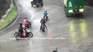 THE ROADS ARE FILLED WITH OIL !!! Drivers Trapped in Great Danger at Sitinjau Lauik