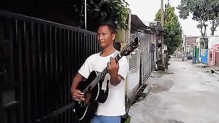 Pengamen bersuara merdu