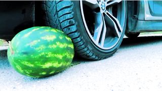 Esmagando coisas crocantes e macias de carro! EXPERIMENTE MELANCIA VS CARRO