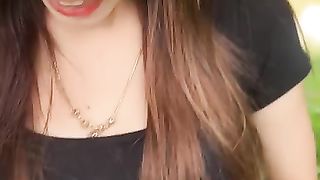 Gadis gadis cantik bermain di taman