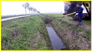 mesin pertanian begitu hebatya /the agricultural machinery is so great
