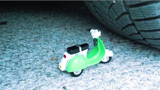 Experimente Carro vs Balões de Água | Esmagando coisas crocantes e macias de carro
