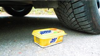 Esmagando coisas crocantes e macias de carro! CARRO EXPERIMENTAL vs BALÃO DE ÁGUA GIGANTE ORBEEZ