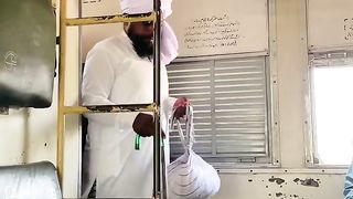 Train ko chains khachny ka anjaam funny vedio Pakistan viral video