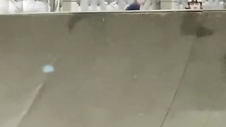 Смотри на левую руку.m