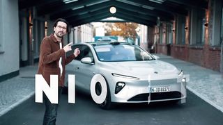 Une VOITURE ÉLECTRIQUE qui promet 1000 km dautonomie et 5 MINUTES pour RECHARGER