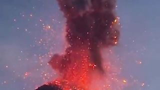 ВУЛКАНЪТ ЕТНА ИЗРИГНА