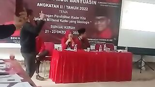 Bung Karno Bapak Bangsa (Menyanyikan)