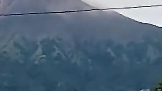 Gunung kerinci mengeluarkan asap tebal