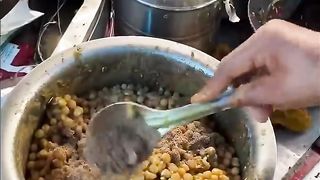 Aap kitne kulche kha sakte ho_???? #indianstreetfood #streetfood #chole #kulcha #delhistreetfood.